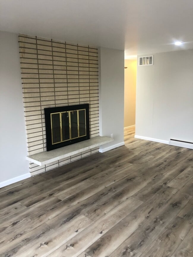 Photo - 636 Columbus St E