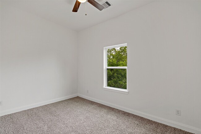 Photo - 4619 Stassen St