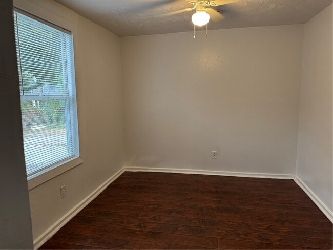 Photo - 8308 Lenore St