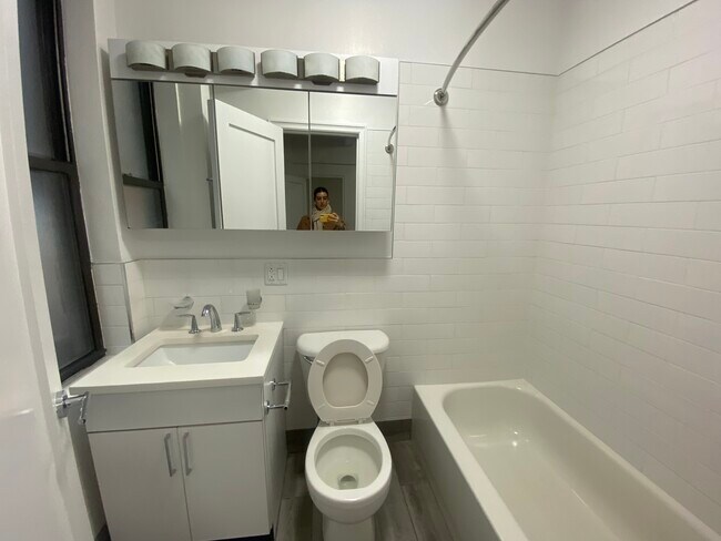 Photo - 135 E 46th St Unit 2