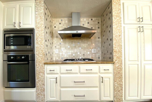 Photo - 5 Bedroom 3 Bathroom Executive Home in Weibel Fremont!