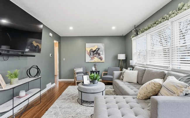 Sala de estar - 7733 Webster St