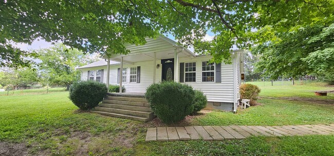 1+Acre in the country! 2 bed/1.5 Bth- NO C... - 1+Acre in the country! 2 bed/1.5 Bth- NO C...