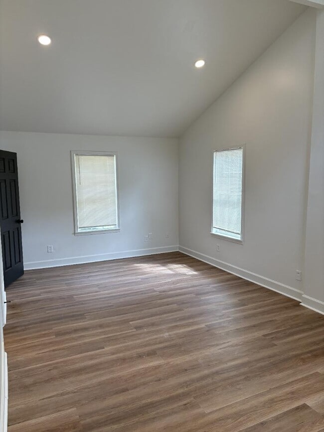 Photo - 390 Cologne Dr SE