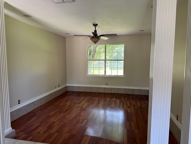 Photo - 223 Oriole Ln