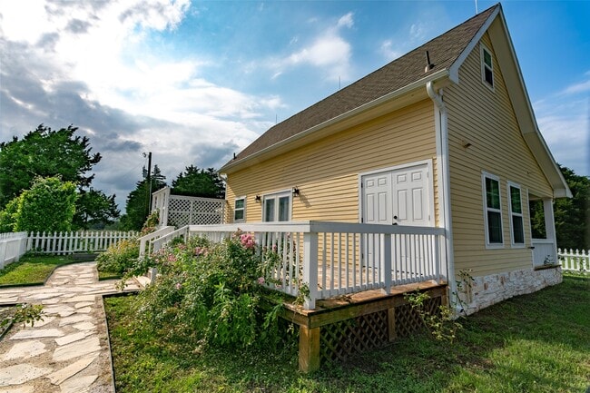 Photo - 404 N Meyersville Rd