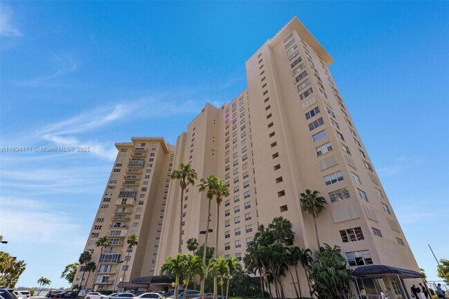 Building Photo - 11111 Biscayne Blvd Unit 14GSTUDIO-14GSTUDIO Rental