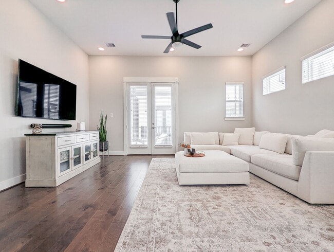 Photo - 1114 W 15th 1/2 St