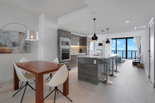 Building Photo - 460 NE 28th St Unit 2806