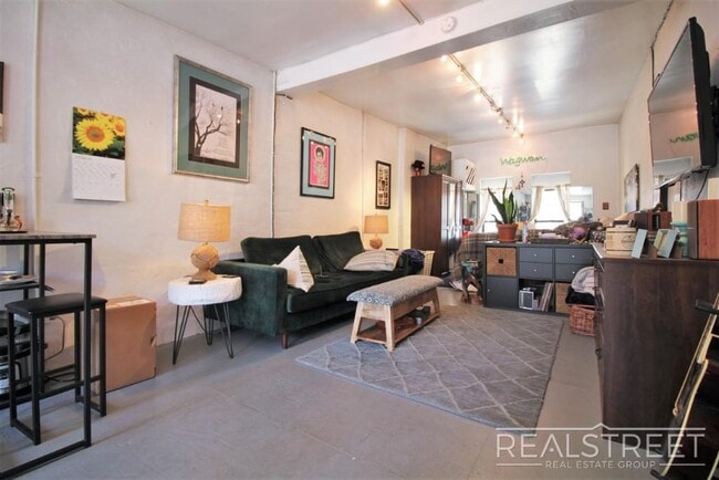 Building Photo - Spacious Studio LOFT in Williamsburg!