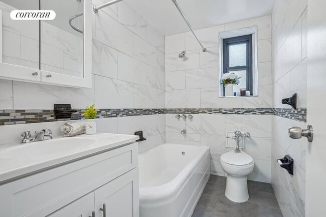 Photo - 200 W 16th St