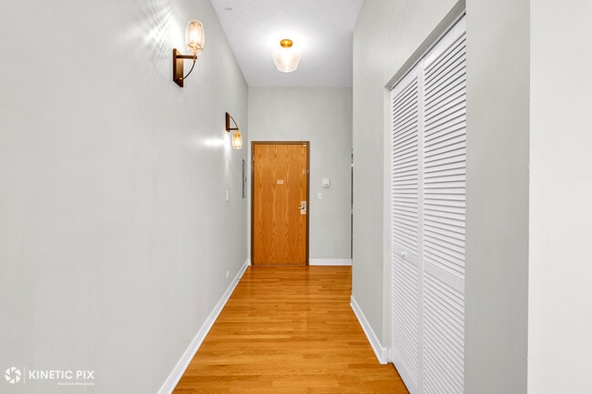 Photo - 1 S Leavitt St Unidad 209