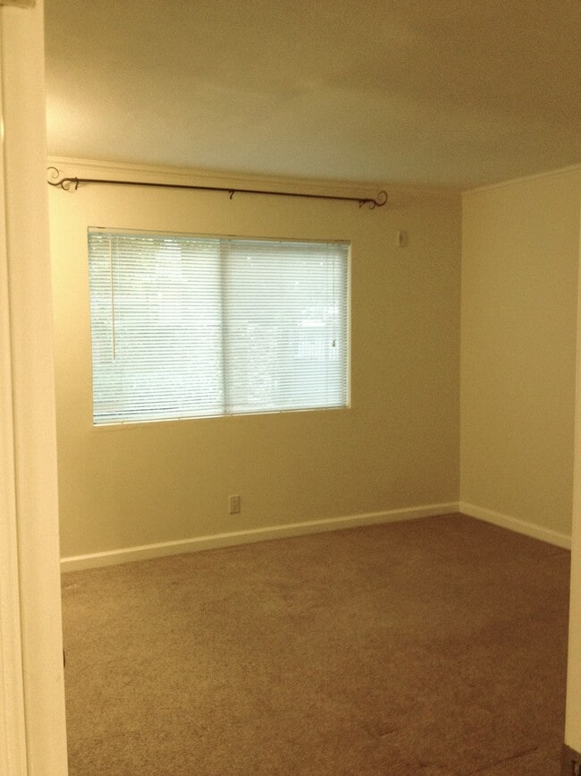 Large bedroom - 400 N Acacia Ave Unit C-18