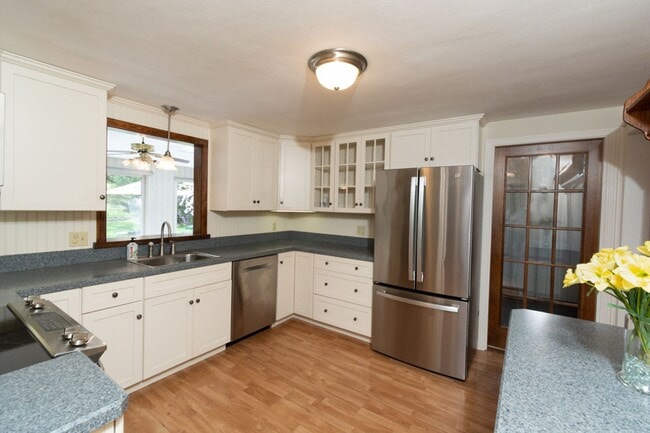 Photo - Beautiful 3 Bed, 2.5 Bath Single Family Colonial for Rent in Manchester!