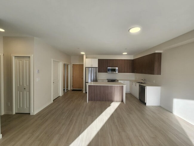 Photo - 810-810 Orono Ave