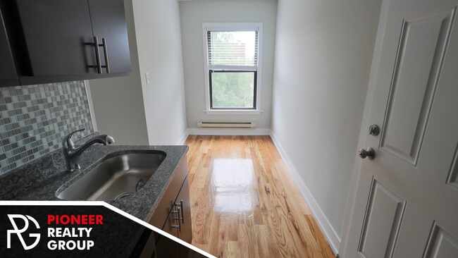 907 W George St Unit 3