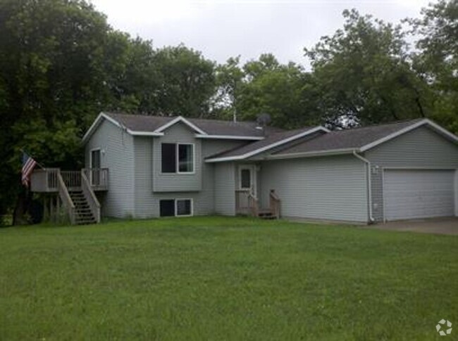 Building Photo - Spacious 3 Bedroom Home