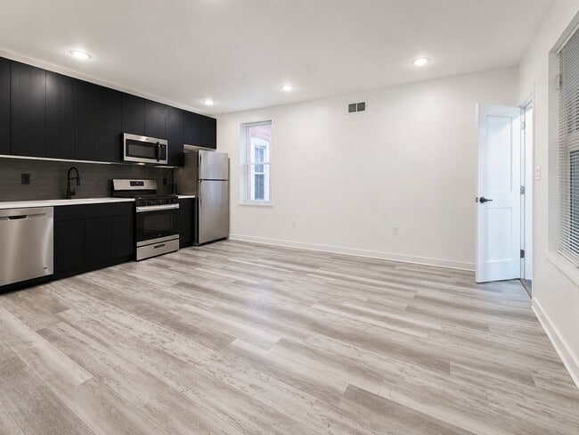 Building Photo - Renovated 2BR/2BA w/ Private Yard, Porch & In-Unit Laundry Unit 1F