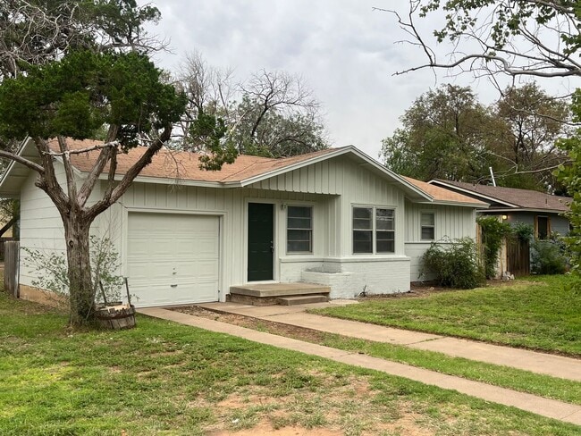 Building Photo - Centrally Located 2/1/1 Rental