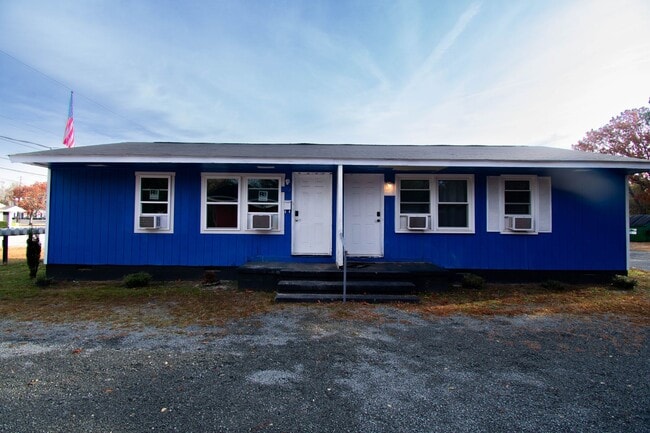 Building Photo - 1 Bedroom 1 Bathroom- New LVP Flooring!