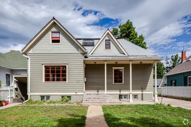 Building Photo - 2021 Pine St Unit 2021 Pine Street-Whole House