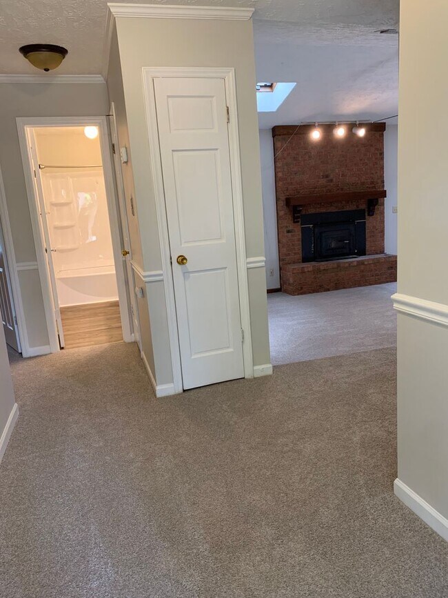 Photo - For Rent - Quiet neighborhood but close to everything!!