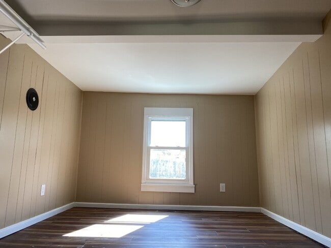 Photo - 1471 E State St