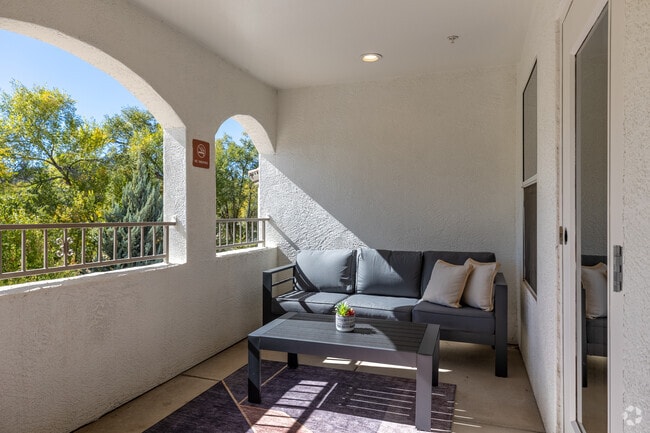 Balcón común - Granite Creek Apartments