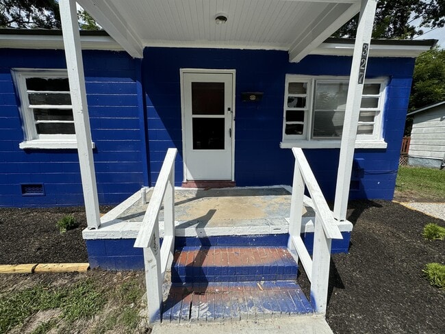Photo - 327 Finch St SE
