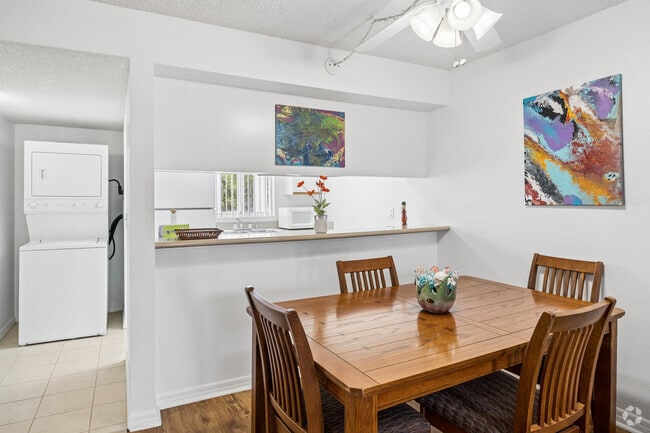 2BR, 2BA - 1,100SF - Dining