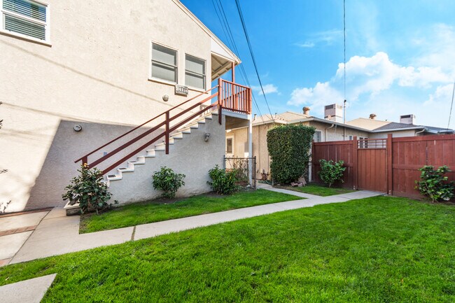 241 1/2 Unit & enclosed yard - 241 N Cordova St Unit 241