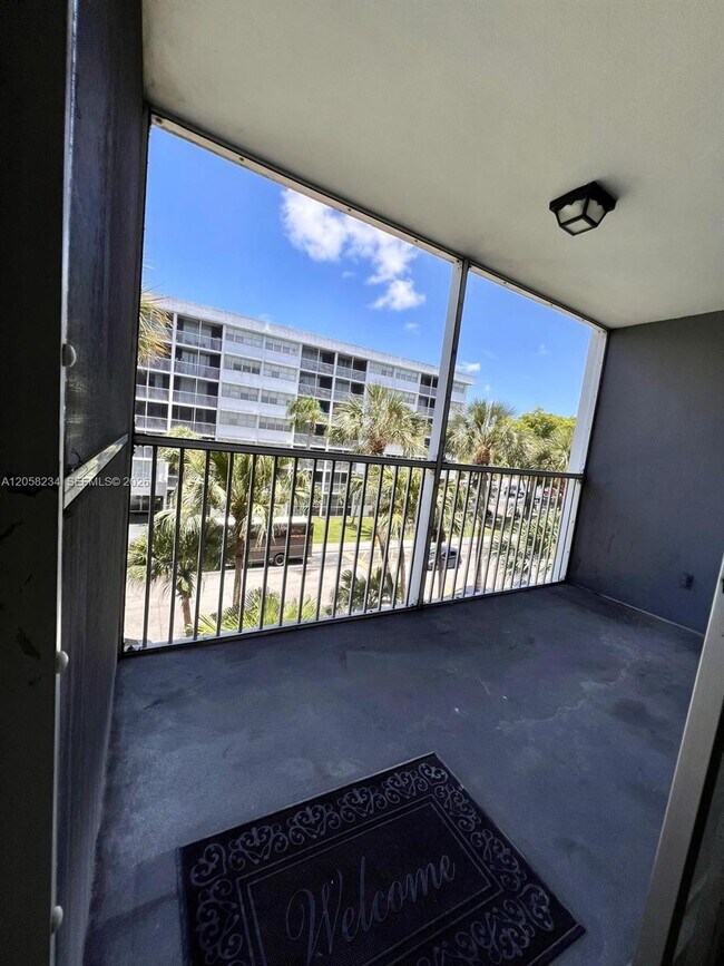 Photo - 700 NW 214th St Unit 411