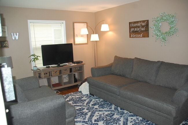 pisos de madera noble en la sala de estar - 3219 N 87th St