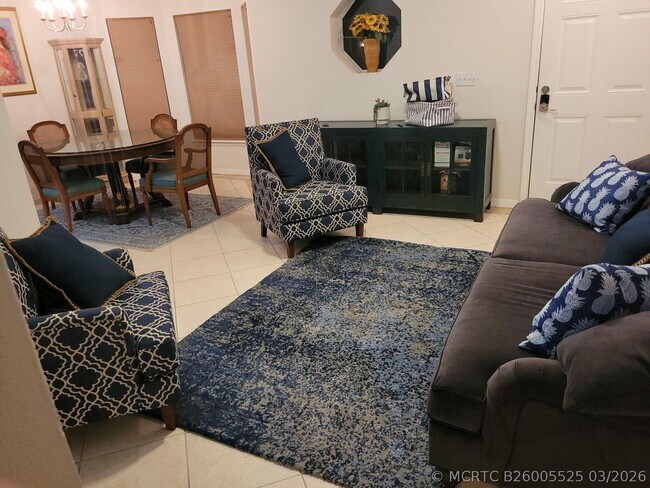 Photo - 365 NW Hibiscus St
