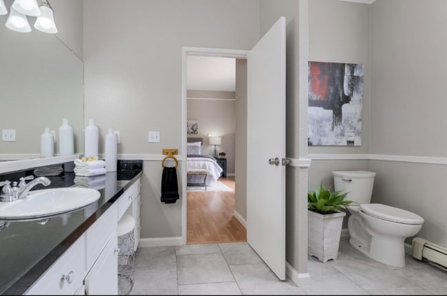 Photo - 688 Monroe St