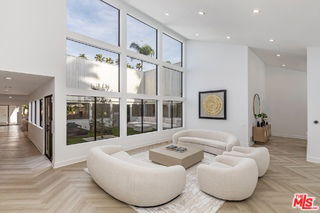 Photo - 624 N Beverly Dr