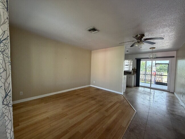 "Charming 2-Bedroom Duplex Retreat in Venice East!"