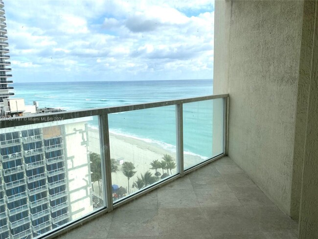 Photo - 16699 Collins Ave Unidad 1504 Rental