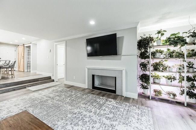 Photo - Queen Anne 2-Bed Condo with Parking & Pool! Unidad 103