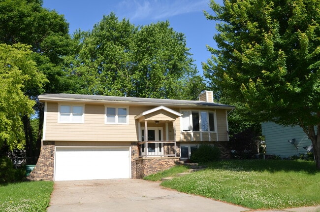 Building Photo - Charming 3-Bedroom Home in West Des Moines with a 2-Car garage and a fenced yard
