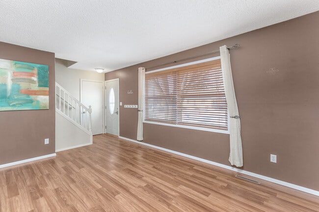 Photo - 1930 Center St W