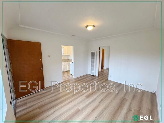 Building Photo - 656 W 91st St Rental