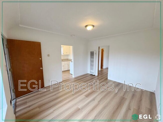 Building Photo - 656 W 91st St Rental
