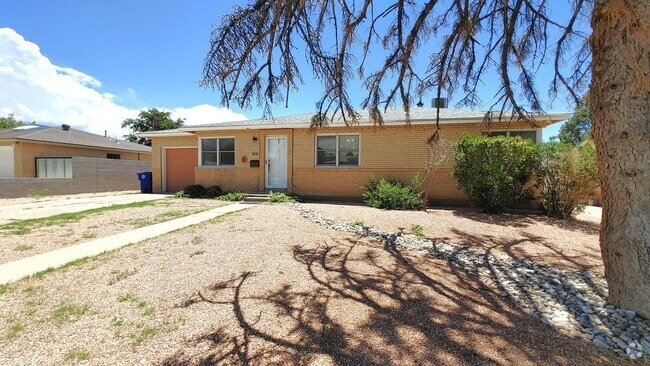 Building Photo - Quaint 3 Bedroom 2 Bathroom Home In The NE!