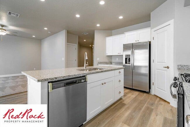 Building Photo - Modern 4-Bed Townhome in Hurricane Heights