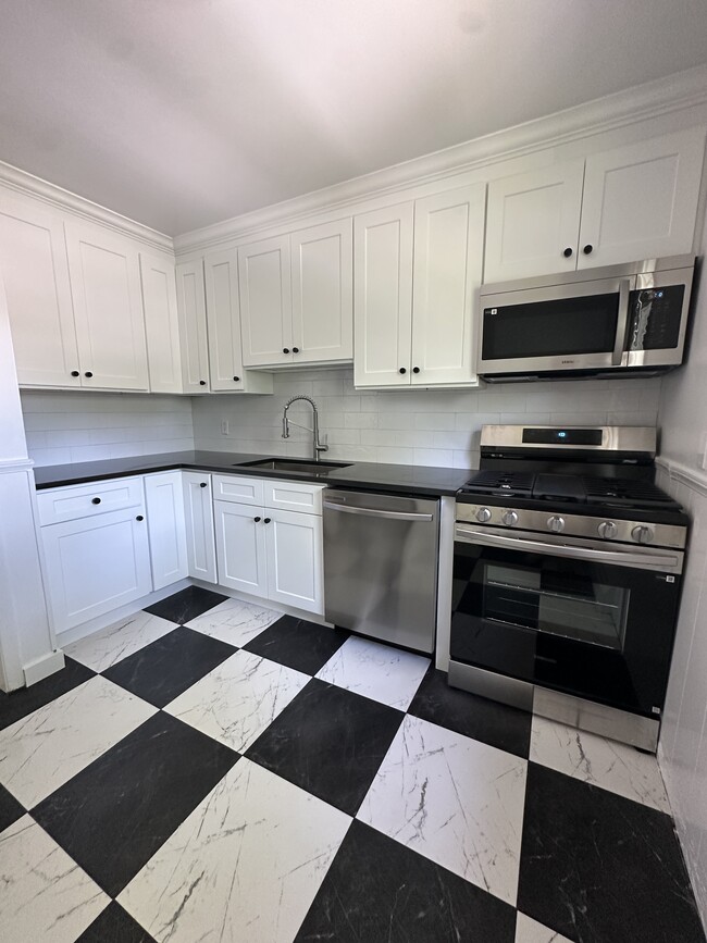 Photo - 79 Broadway Unit Bright 2BR 2nd floor of private house