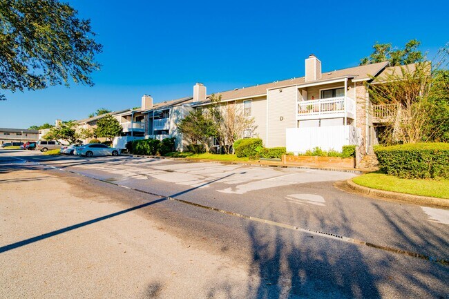 Photo - Well-maintained Pensacola Condo with Community Pool & Central Location