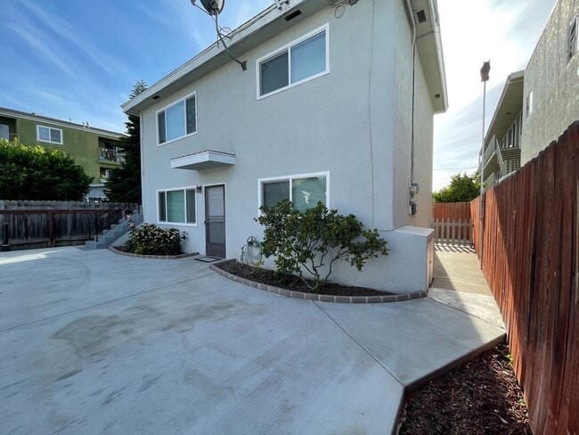 Building Photo - Temple Unit A - Downstairs