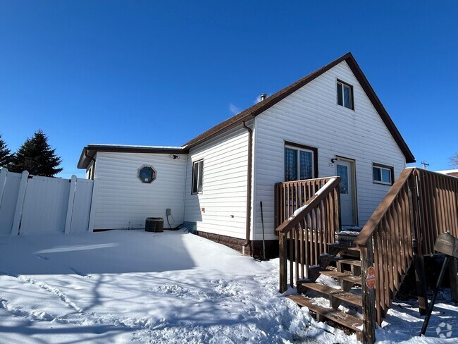 Building Photo - Spacious Single Family Home