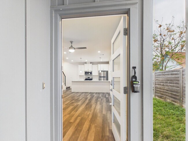 Photo - 6102 Caddie St